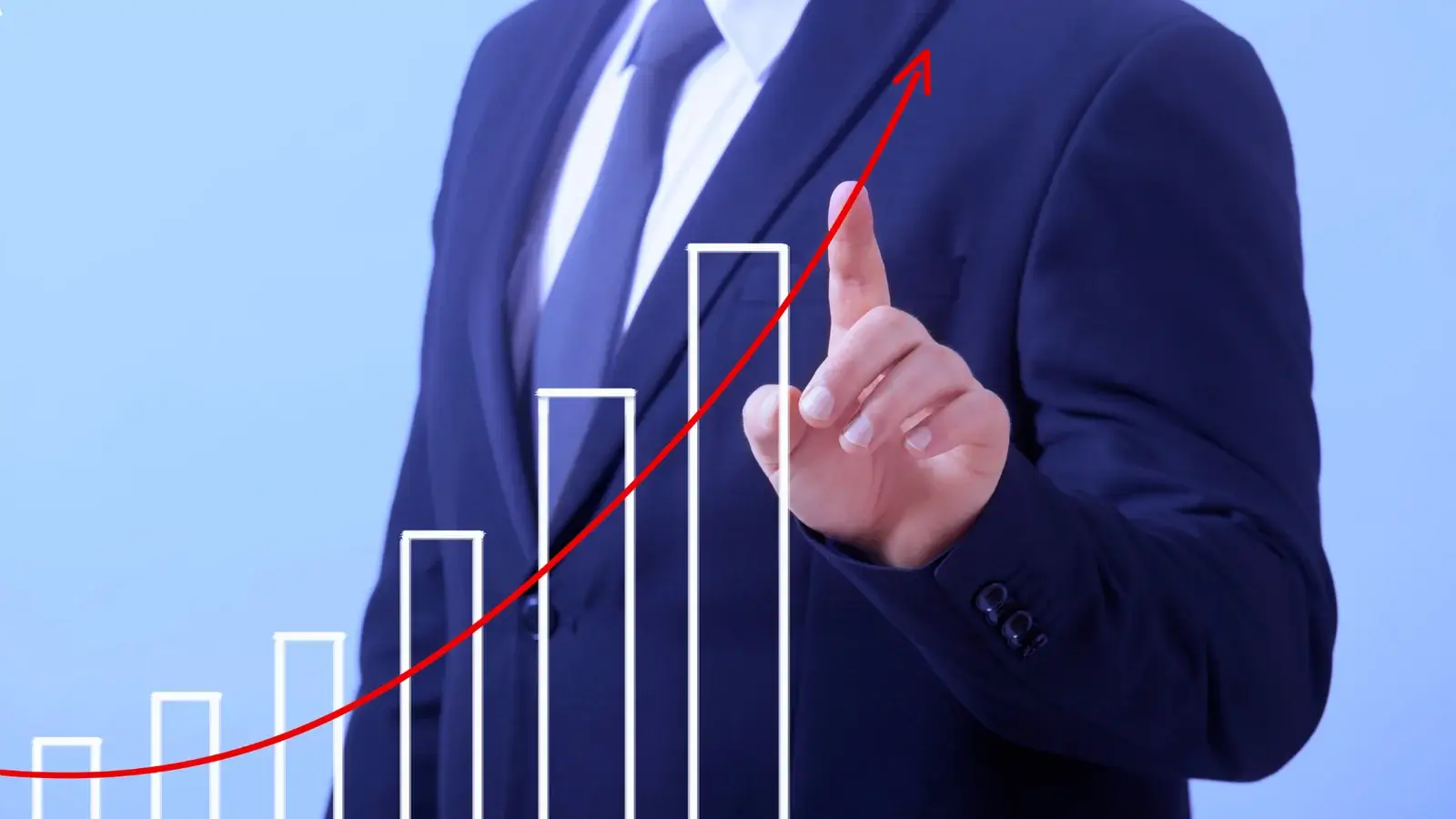 Um homem de terno e gravata apontando o aumento da inflação em um gráfico.